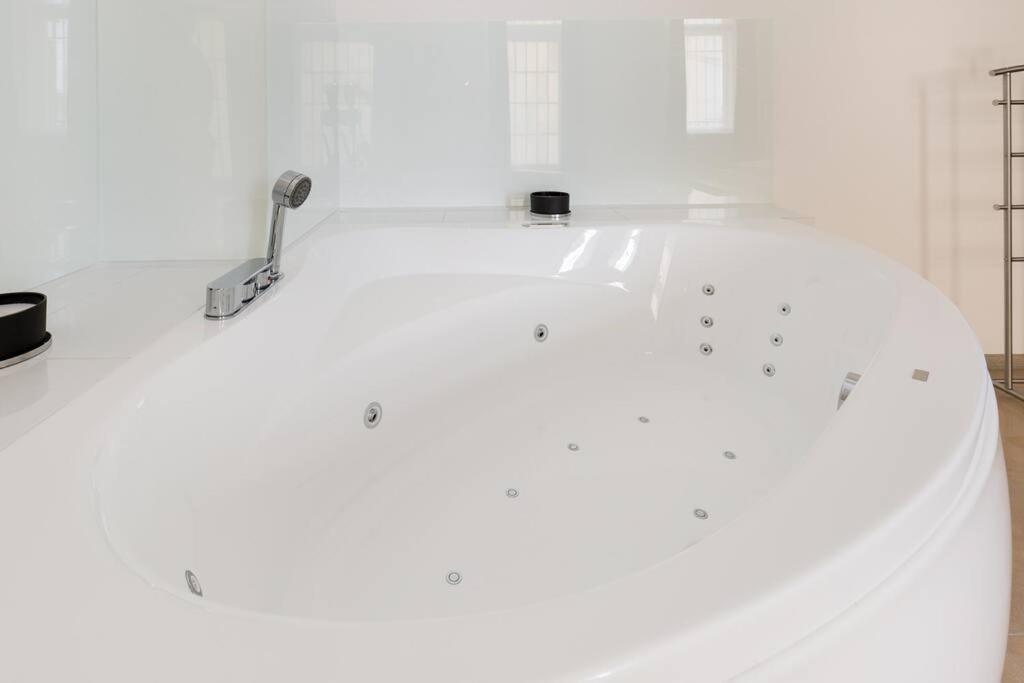 Grand Luxury On The Budapest Broadway W Jacuzzi Esterno foto