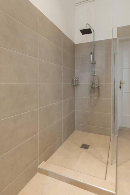 Grand Luxury On The Budapest Broadway W Jacuzzi Esterno foto